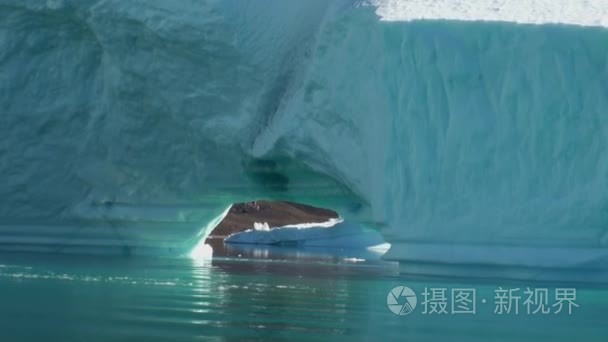 海上仙山和反映水的大冰山视频