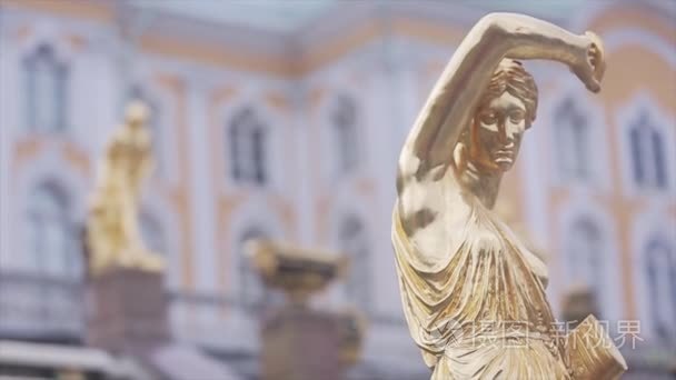彼得夏宫博物馆保护区的大瀑布喷泉金色女雕像。喷泉不工作