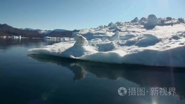 海上仙山和反映水的大冰山