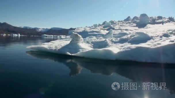 海上仙山和反映水的大冰山视频