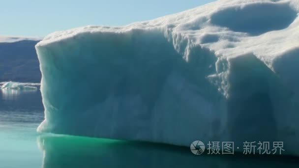 海上仙山和反映水的大冰山视频