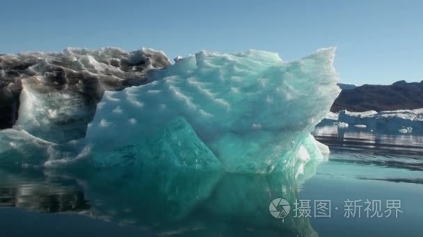 海上仙山和反映水的大冰山视频