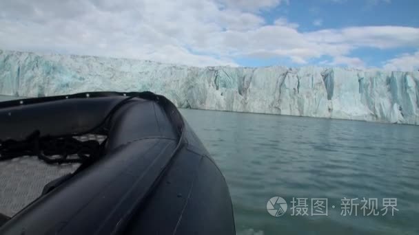 海上仙山和反映水的大冰山视频