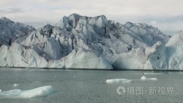 海上仙山和反映水的大冰山