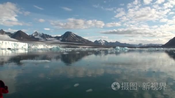 海上仙山和反映水的大冰山