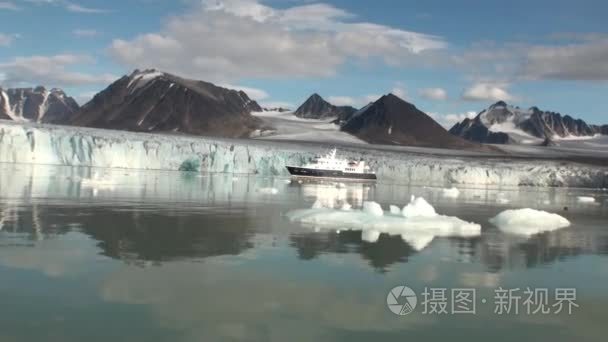 海上仙山和反映水的大冰山视频