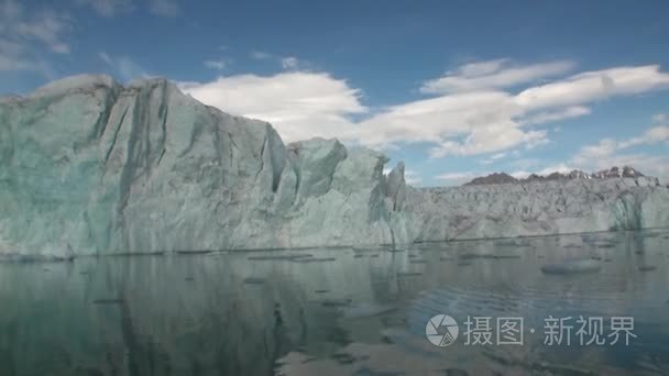 海上仙山和反映水的大冰山视频