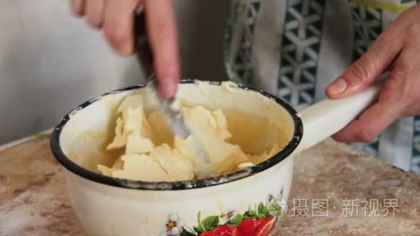 在自家厨房烹饪食物视频