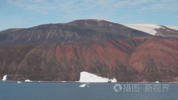 海上仙山和反映水的大冰山