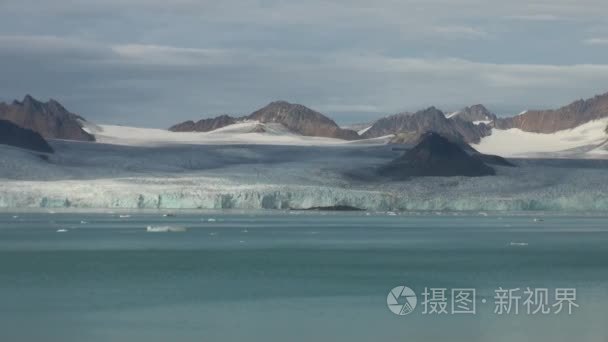 海上仙山和反映水的大冰山视频