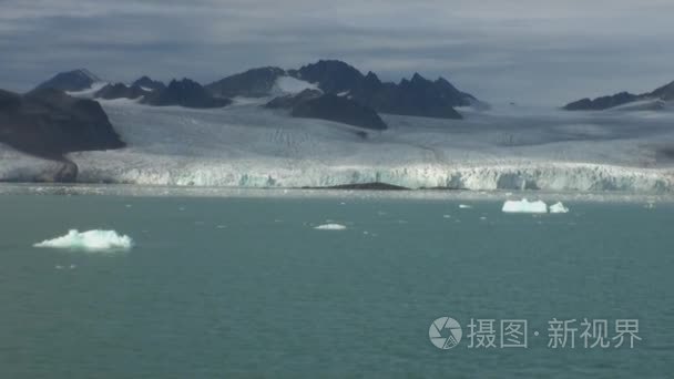 海上仙山和反映水的大冰山视频