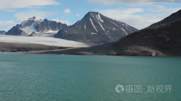 海上仙山和反映水的大冰山视频