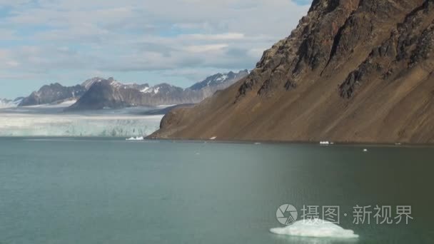 海上仙山和反映水的大冰山视频