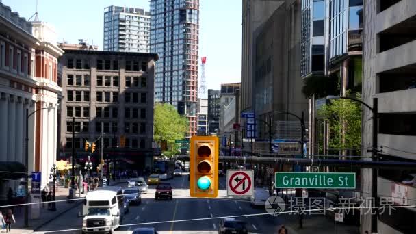 静态拍摄的交通灯在加连威老道在温哥华市中心的街道上