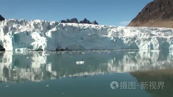 海上仙山和反映水的大冰山视频