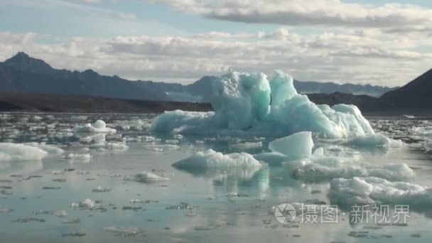 海上仙山和反映水的大冰山视频