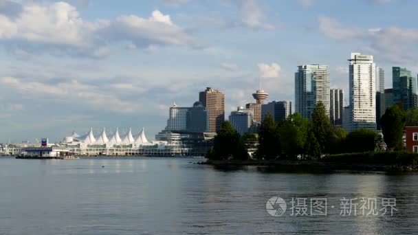 温哥华市中心的天际线和海滨的一个侧面图