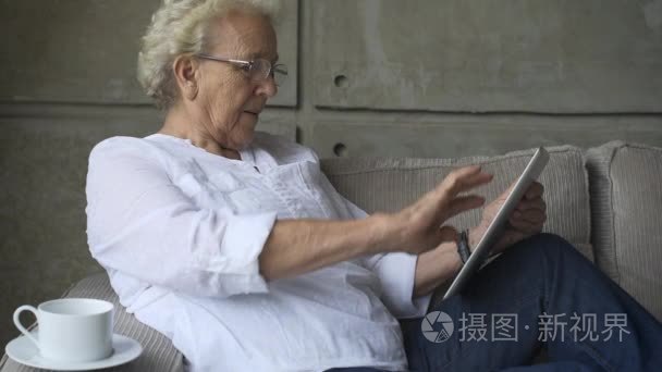 奶奶和数字平板电脑一起工作视频