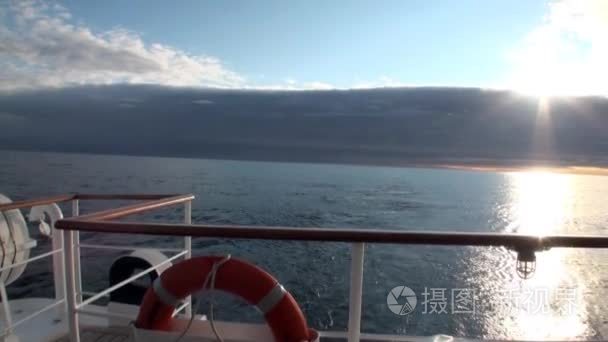 冰山和冰在北极海洋中的黎明视频