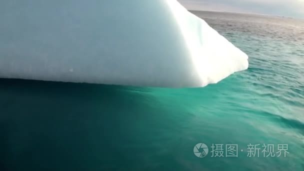 在格陵兰岛附近的海中漂浮的大 Iicebergs