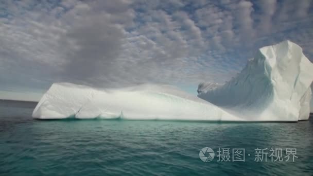 在格陵兰岛附近的海中漂浮的大 Iicebergs