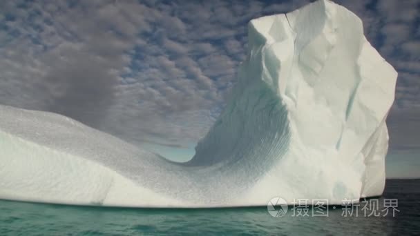 在格陵兰岛附近的海中漂浮的大 Iicebergs