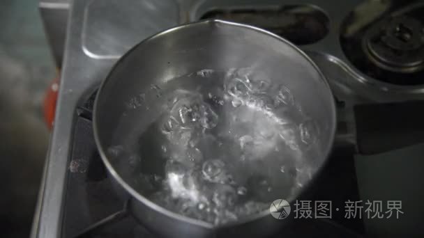 在厨房锅沸腾的水视频