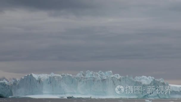 在格陵兰岛附近的海中漂浮的大 Iicebergs