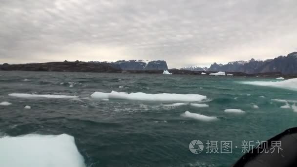 在格陵兰岛附近的海中漂浮的大 Iicebergs