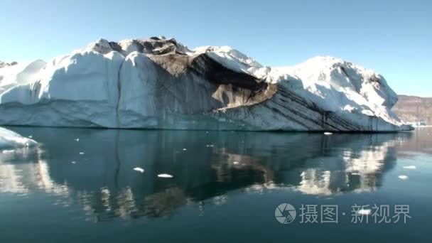 在格陵兰岛附近的海中漂浮的大 Iicebergs