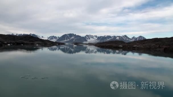 海上仙山和反映水的大冰山
