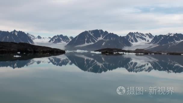 海上仙山和反映水的大冰山视频