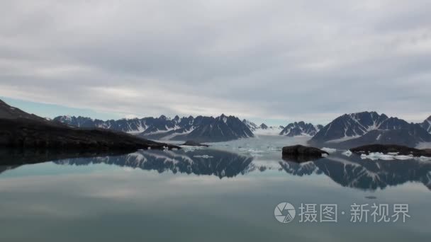 海上仙山和反映水的大冰山视频