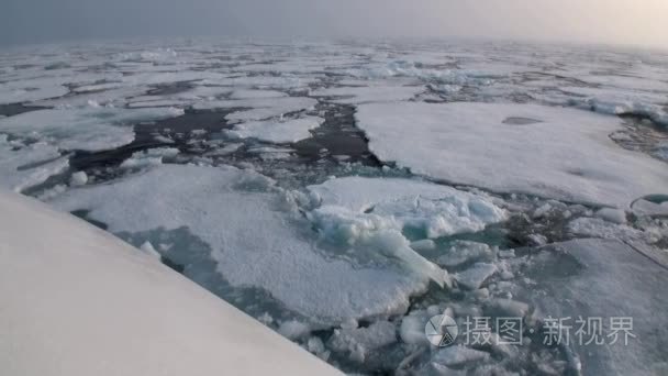 破冰船打破坚冰向前