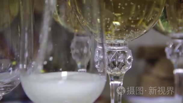 香槟涌入眼镜在节日的餐桌上视频