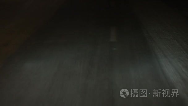 在冬季道路上开车穿过黑夜视频