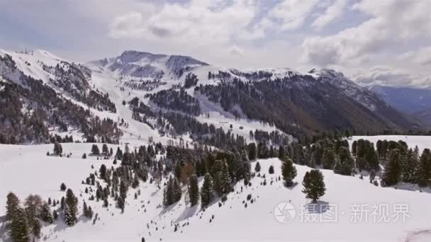 积雪覆盖的山脉视频