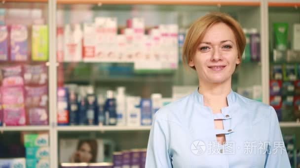 站在药店柜台的女药剂师视频