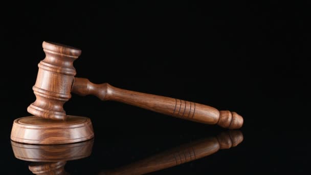 法官 裁判员锤及一名男子在司法袍mov格式视频下载 正版视频编号00o9og 摄图新视界视频库 法官 裁判员锤及一名男子在司法袍mov格式视频下载 正版视频编号00o9og 摄图新视界视频库