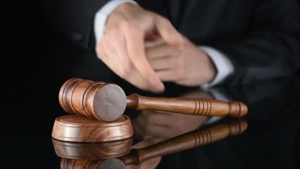 法官 裁判员锤及一名男子在司法袍mov格式视频下载 正版视频编号00o9og 摄图新视界视频库 法官 裁判员锤及一名男子在司法袍mov格式视频下载 正版视频编号00o9og 摄图新视界视频库