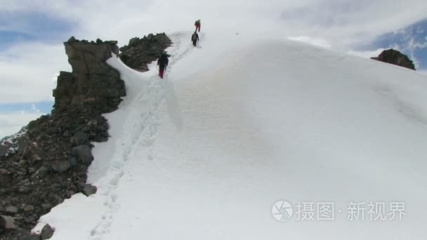 在高山登山视频