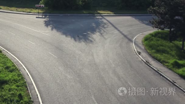 十字路口的道路。查看从上面。汽车和自行车运动