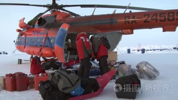 在北极的装载直升机旅游东西视频