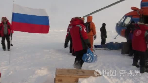 在北极的装载直升机旅游东西视频