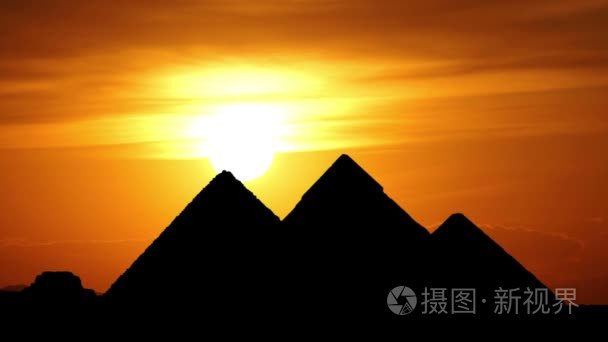 在绚丽的晚霞流域吉萨大金字塔的后边去了太阳