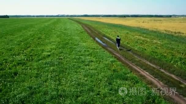 空中 ︰ 跑步运动员的人。慢跑户外的男选手。体育