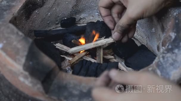 女人的手火在炉子的复古视频