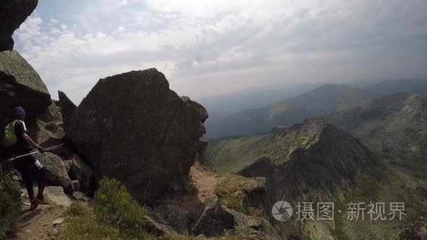 赛跑者男子短跑运行快速路上在日落时。男运动员短跑速度在山公路训练为马拉松生活健康积极的生活方式在性质上运行