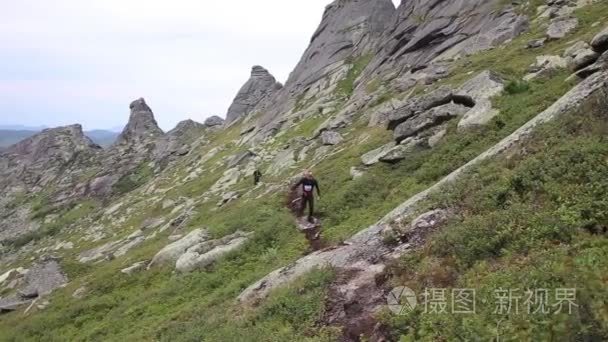 赛跑者男子短跑运行快速路上在日落时。男运动员短跑速度在山公路训练为马拉松生活健康积极的生活方式在性质上运行