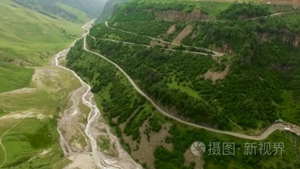 格鲁吉亚。Gudauri。飞越山上的道路。飞越高山景观。山区河流飞越